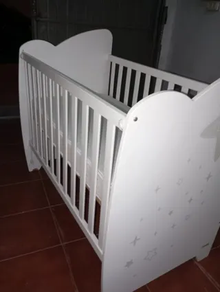 Cuna de bebé blanca con estrellas Precio negociabl