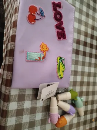 Bolso morado sin estrenar con rotuladores