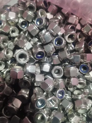 Dadi autobloccanti M6