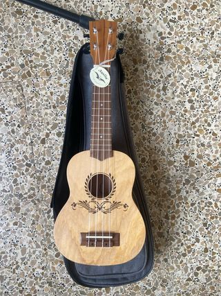 Ukelele Bones con funda