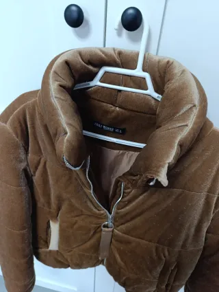 Abrigo acolchado de terciopelo marrón