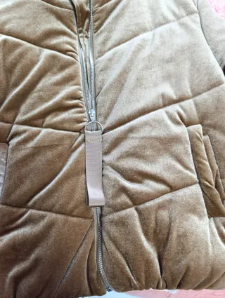 Abrigo acolchado de terciopelo marrón