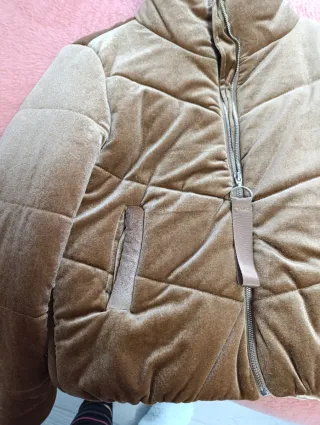 Abrigo acolchado de terciopelo marrón