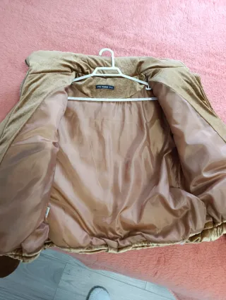 Abrigo acolchado de terciopelo marrón