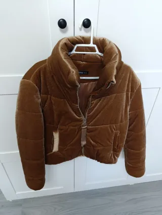 Abrigo acolchado de terciopelo marrón