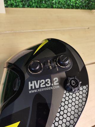 Casco de soldadura negro y amarillo