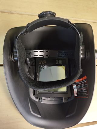 Casco de soldadura negro y amarillo