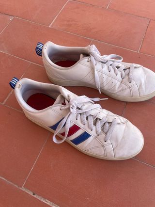 Zapatillas Adidas Blancas Rayas Rojas y Azules