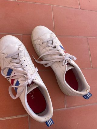 Zapatillas Adidas Blancas Rayas Rojas y Azules