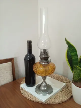 Antiguo quinqué o lampara de aceite color ambar