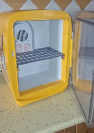 Nevera Pequeña Amarilla Hi-Key
