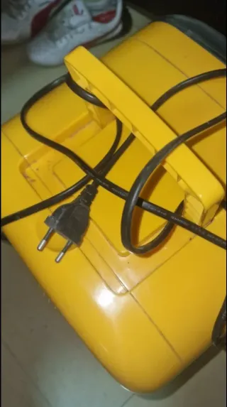 Nevera Pequeña Amarilla Hi-Key