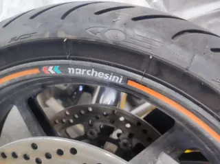 Suspensión KTM WP Ruedas Michelin y pinzas Brembo