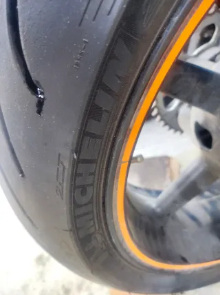Suspensión KTM WP Ruedas Michelin y pinzas Brembo