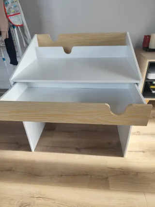 Escritorio infantil con silla.