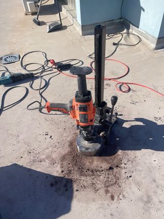 Taladro con soporte y 2 brocas