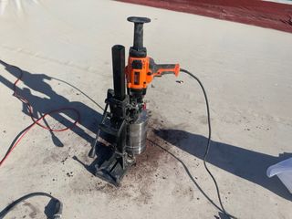 Taladro con soporte y 2 brocas