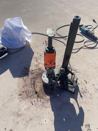 Taladro con soporte y 2 brocas