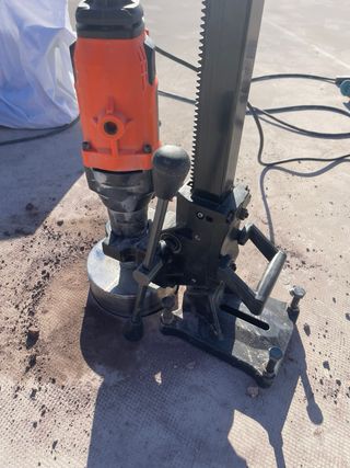 Taladro con soporte y 2 brocas