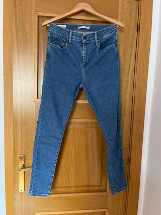 Levi's 720 Mujer Talla 28 - Tiro alto - Elásticos