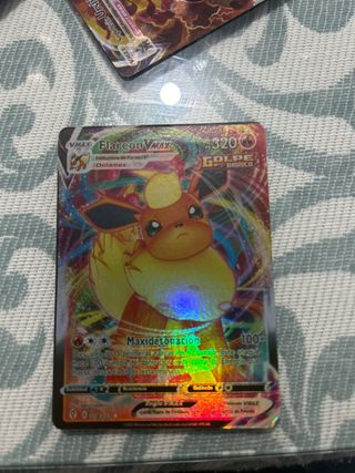 Carta Pokémon VMAX Flareon VMAX