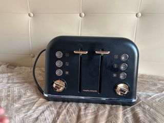 Tostador Morphy Richards Negro y Dorado