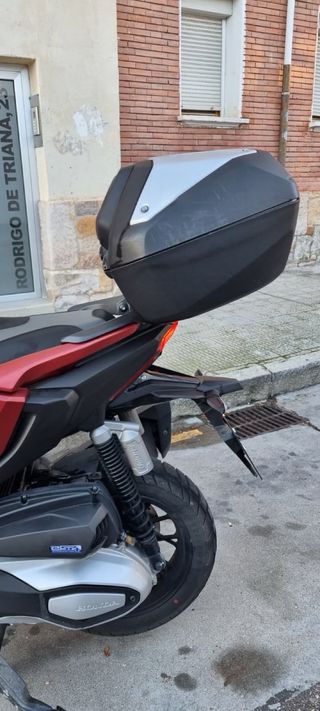 Honda ADV 350 Maxiscooter Roja.