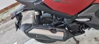 Honda ADV 350 Maxiscooter Roja.