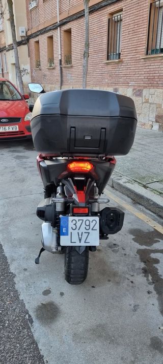 Honda ADV 350 Maxiscooter Roja.