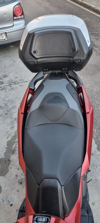 Honda ADV 350 Maxiscooter Roja.