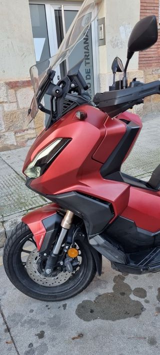 Honda ADV 350 Maxiscooter Roja.