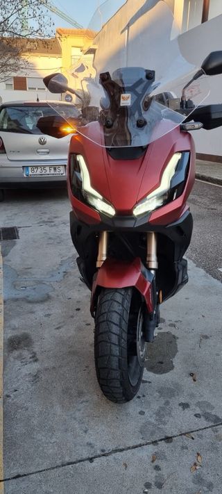 Honda ADV 350 Maxiscooter Roja.