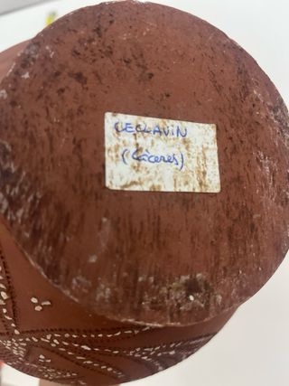 Botijo de barro de Ceclavin con piedras