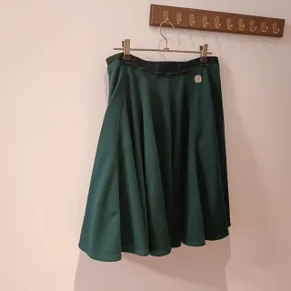 Falda vuelo verde de la marca  U Adolfo Domínguez