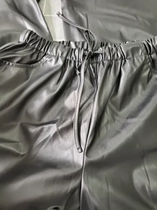 Pantalón piel sintética recto negro