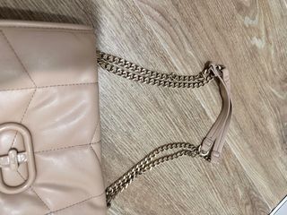 Bolso de hombro beige acolchado