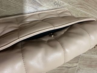 Bolso de hombro beige acolchado