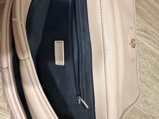 Bolso de hombro beige acolchado