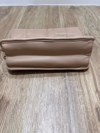 Bolso de hombro beige acolchado