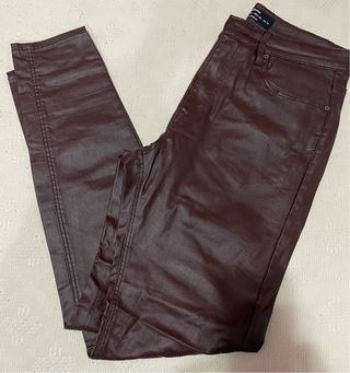 Pantalón polipiel marrón oscuro