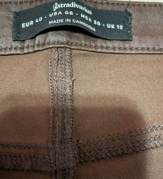 Pantalón polipiel marrón oscuro