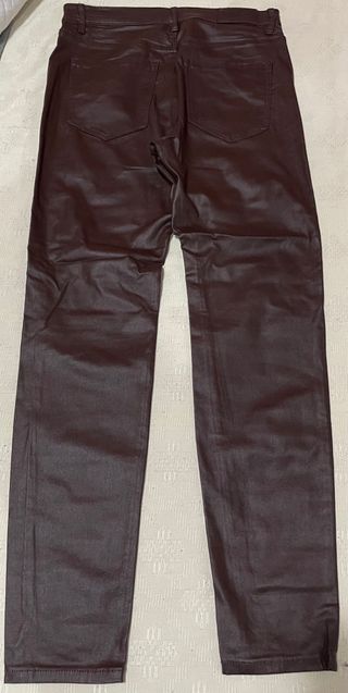 Pantalón polipiel marrón oscuro