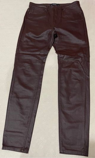 Pantalón polipiel marrón oscuro