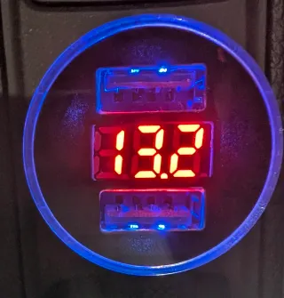 Cargador Doble USB Coche + Voltímetro