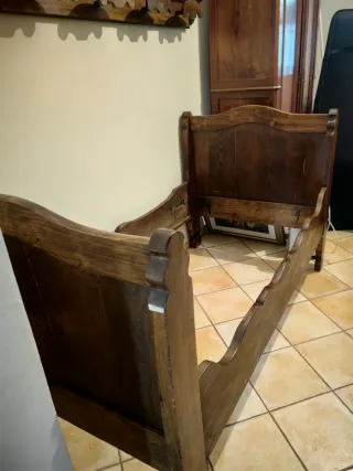 Letto singolo in legno fatto a mano