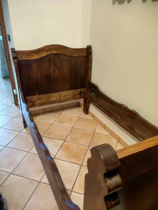 Letto singolo in legno fatto a mano