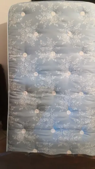 Letto singolo in legno fatto a mano