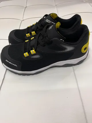 Zapatos de trabajo negros nuevos