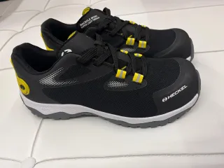 Zapatos de trabajo negros nuevos