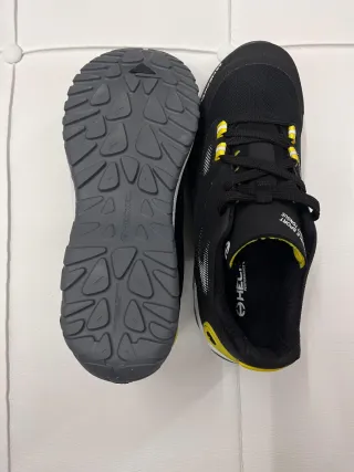 Zapatos de trabajo negros nuevos